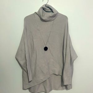 Beautiful gray hi lo sweater!   Looks great with black or white leggings